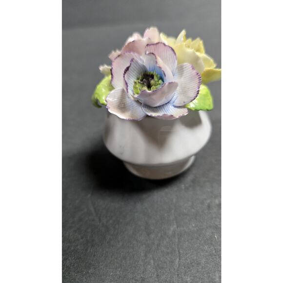 Vintage Royal Sutherland Bone China Flower Bouquet Figurine Staffordshire *chip - Picture 3 of 9